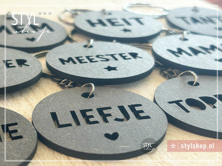 Sleutelhanger oppas klein kadootje cadeautje sleutel hanger zwart mdf